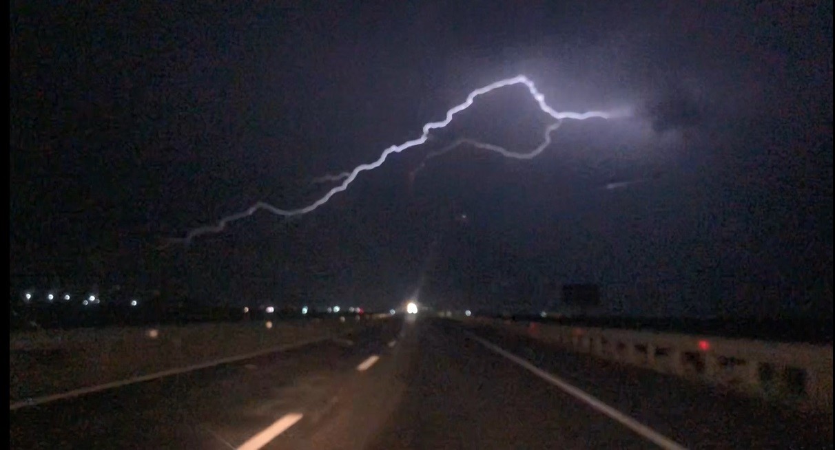 Kars’ta gökyüzü şimşeklerle aydınlandı
