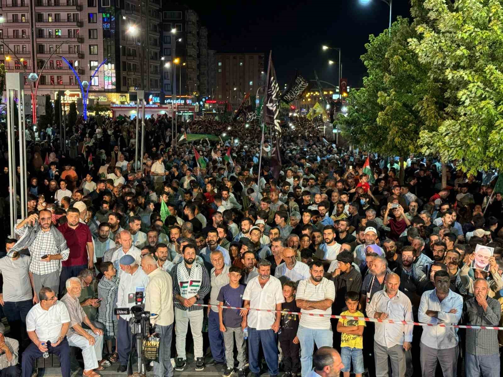 Diyarbakır’da İsrail’i protesto sonrası kahve zincirine taşlı saldırı
