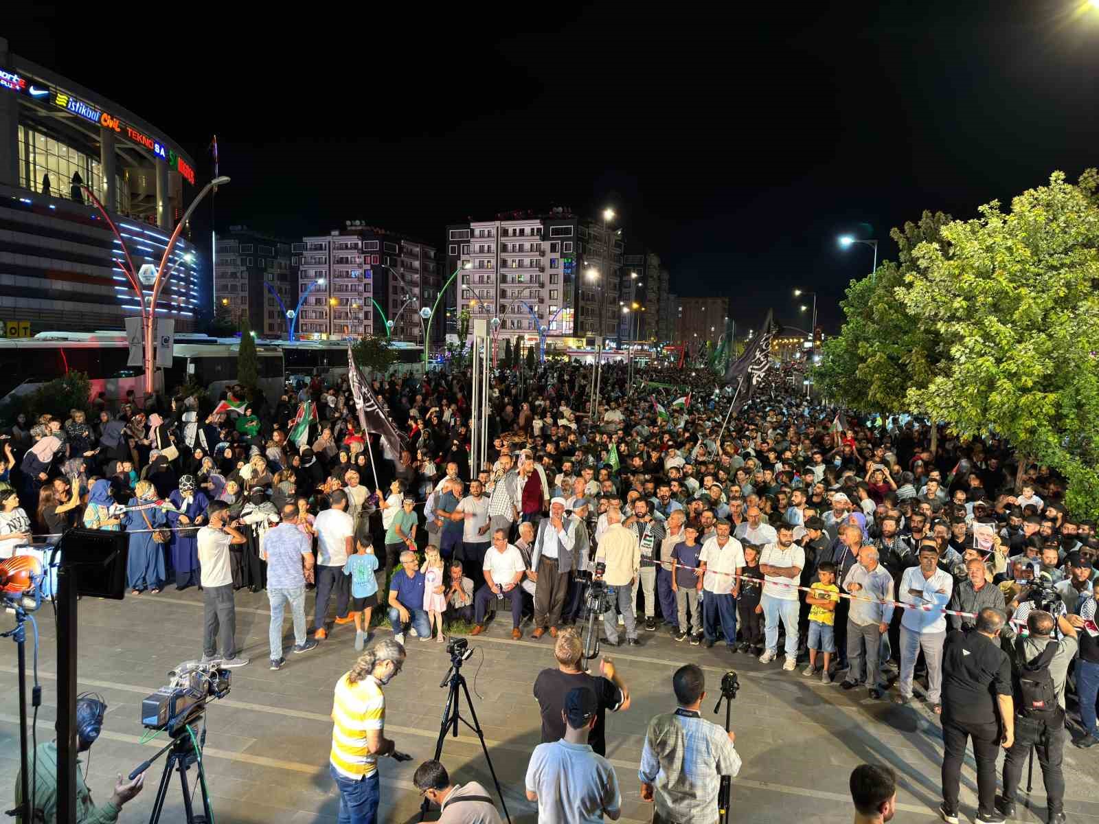 Diyarbakır’da İsrail’i protesto sonrası kahve zincirine taşlı saldırı
