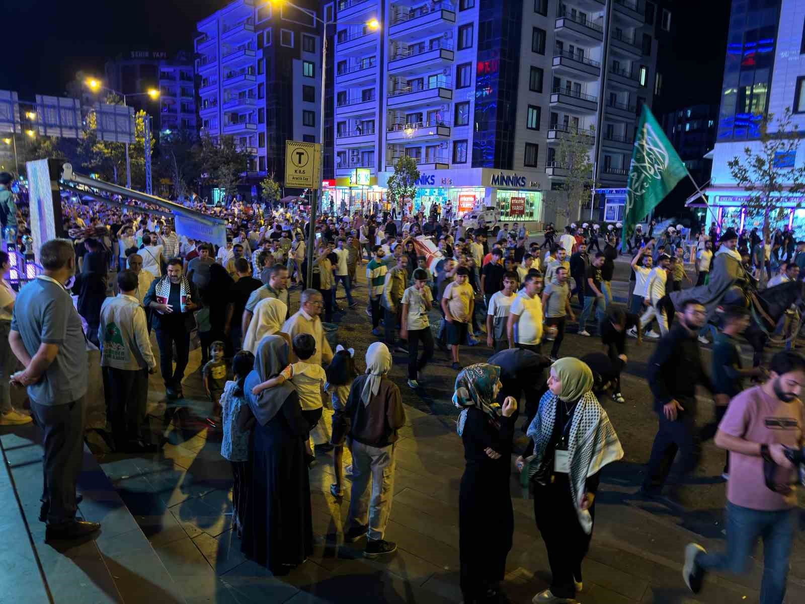 Diyarbakır’da İsrail’i protesto sonrası kahve zincirine taşlı saldırı
