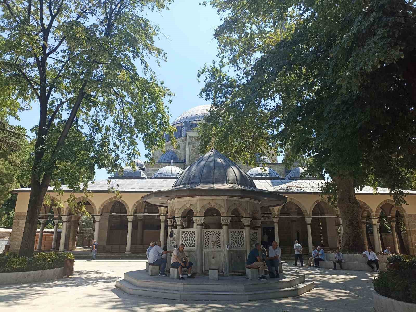 445 yıllık cami zamana meydan okuyor
