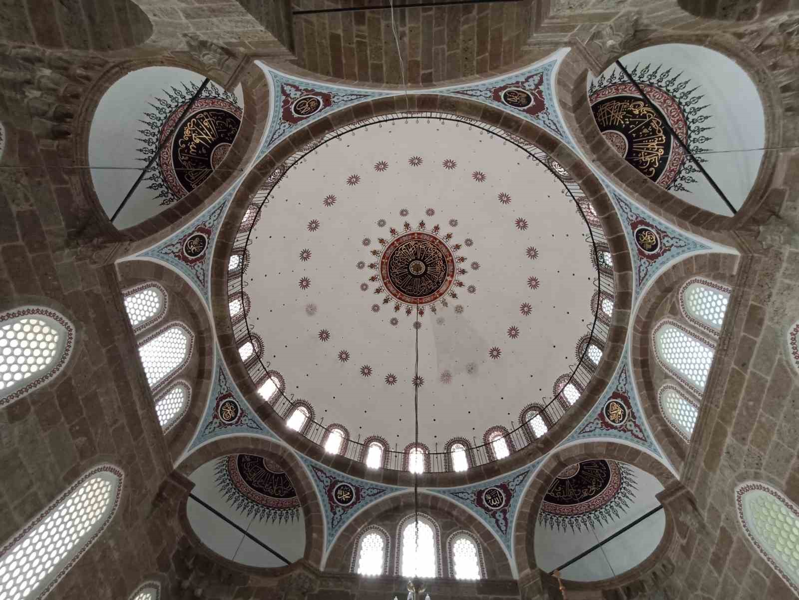 445 yıllık cami zamana meydan okuyor
