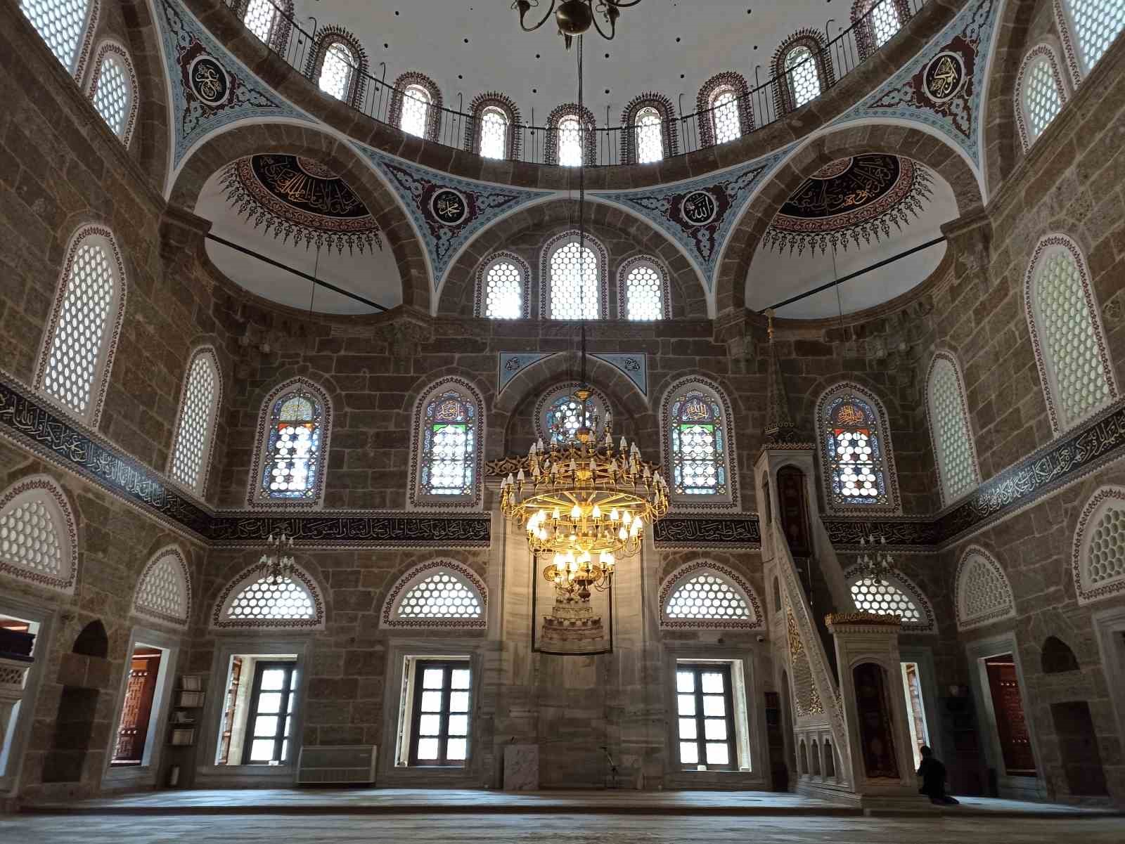 445 yıllık cami zamana meydan okuyor
