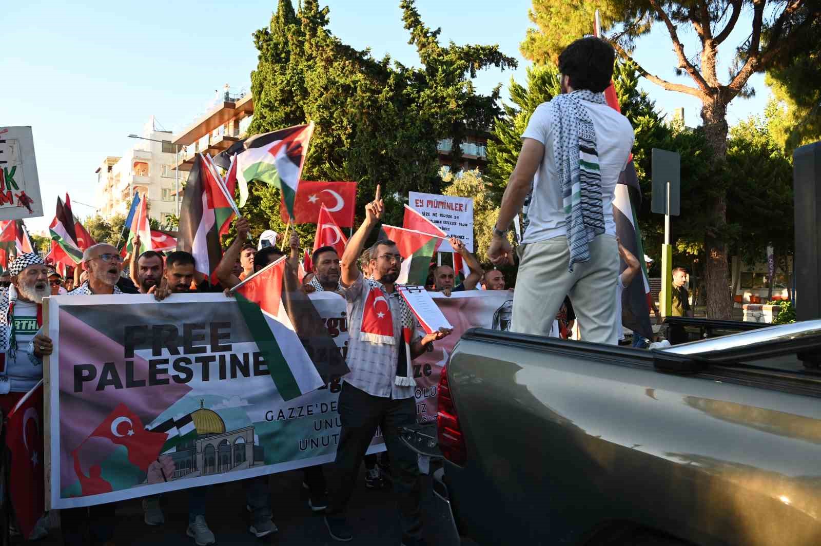 Kuşadası’ndan Gazze’ye destek yürüyüşü
