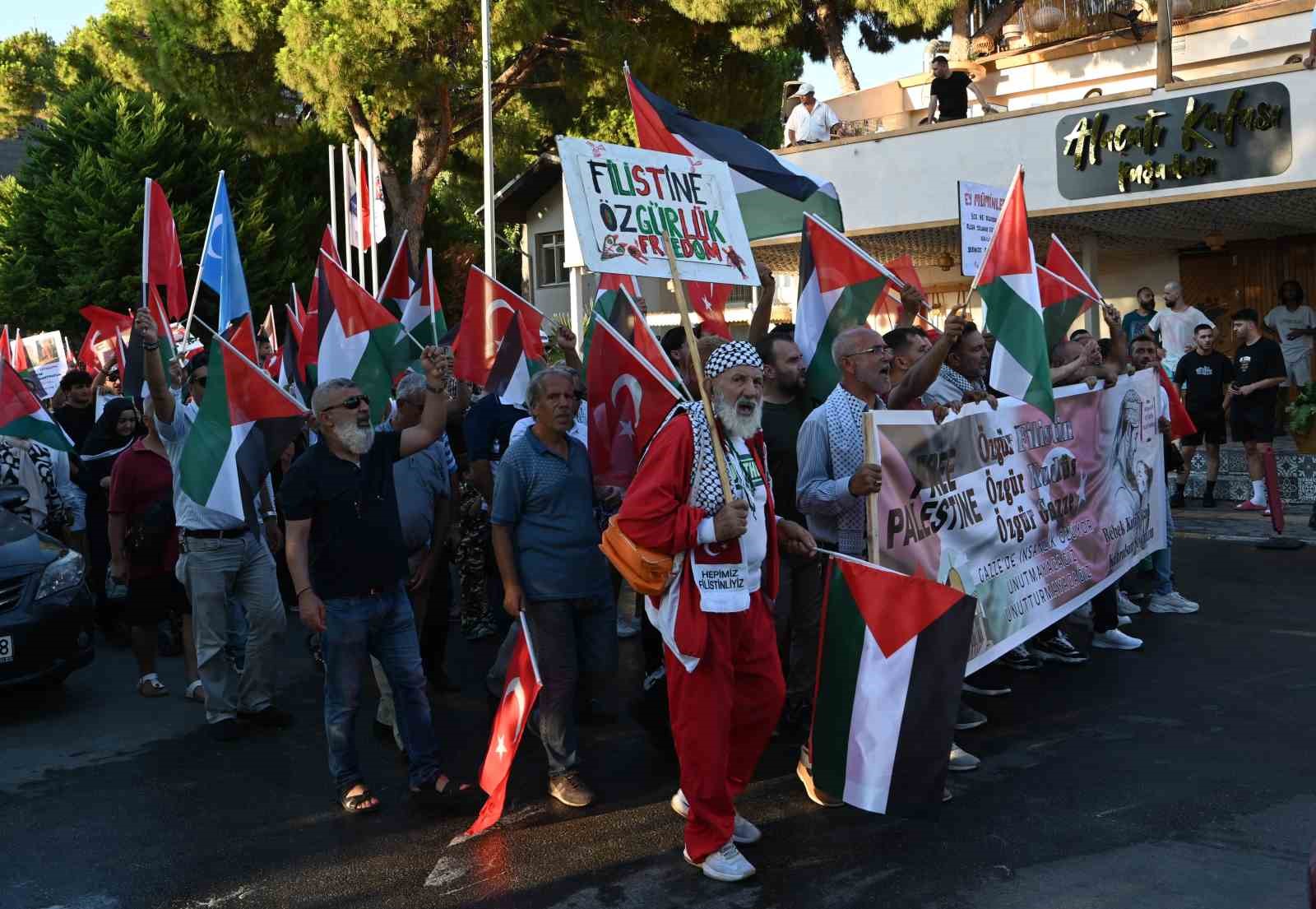 Kuşadası’ndan Gazze’ye destek yürüyüşü
