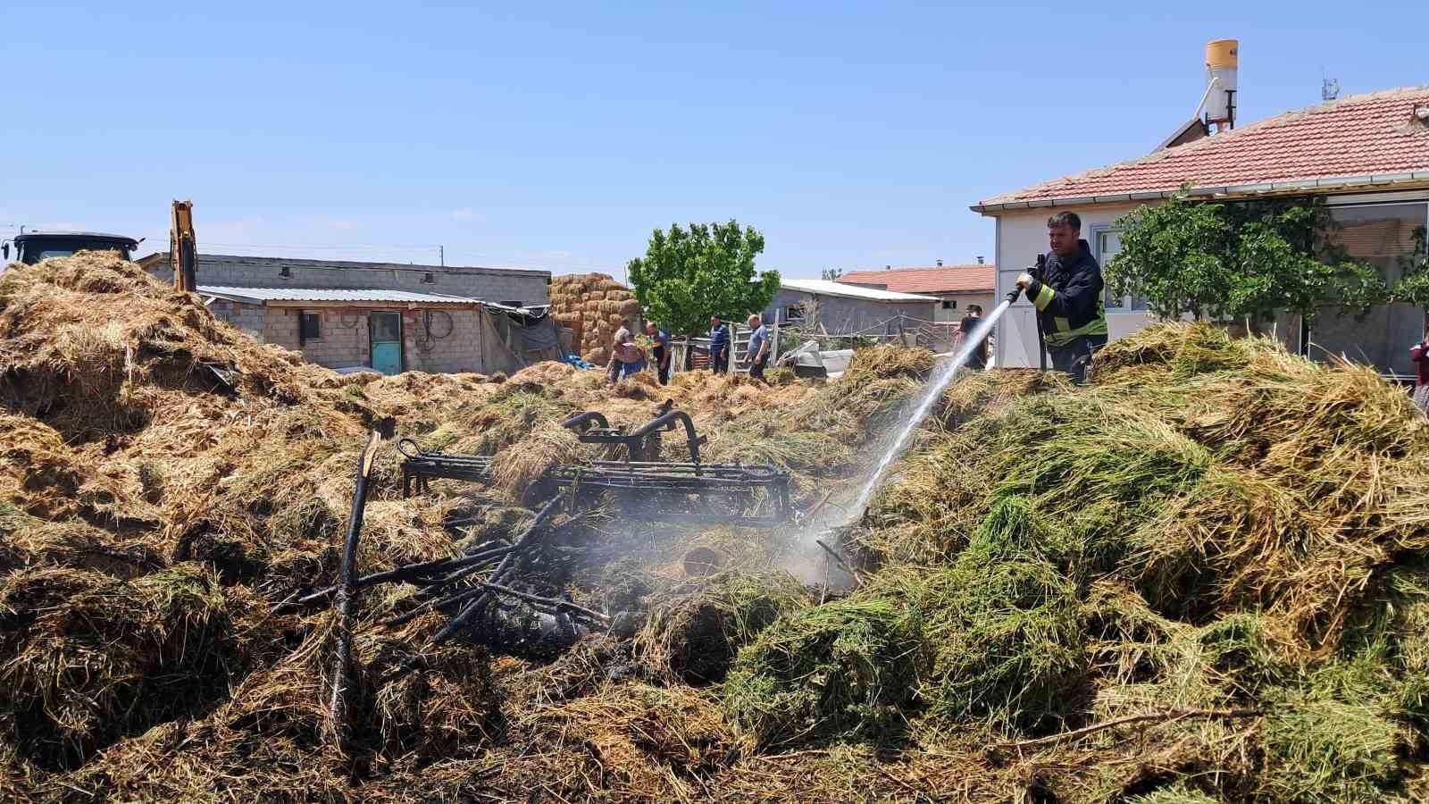 Karaman’da çıkan yangında 400 saman balyası kül oldu
