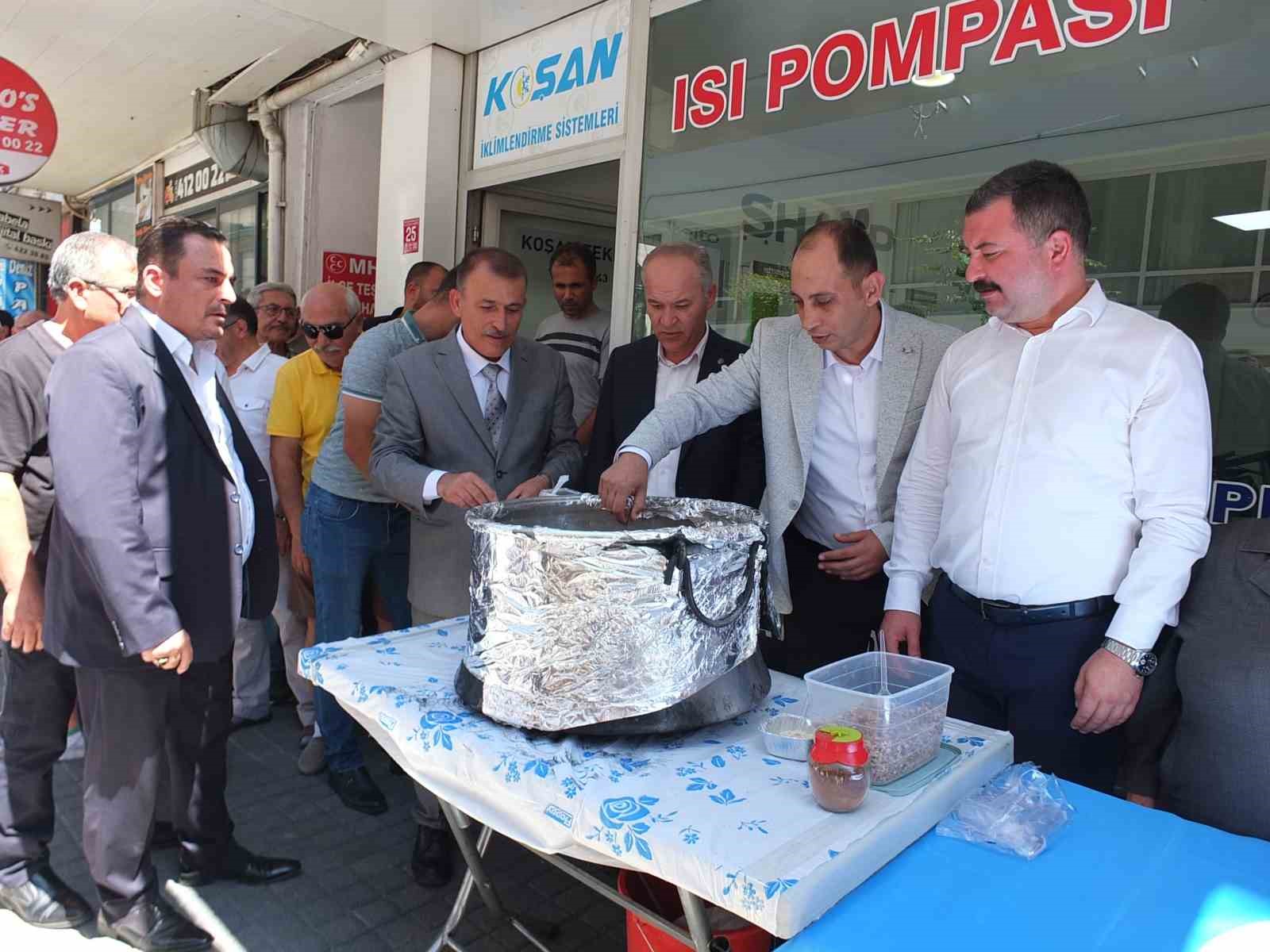 Balıkesir’de MHP İlçe yönetimi aşure hayrı düzenledi
