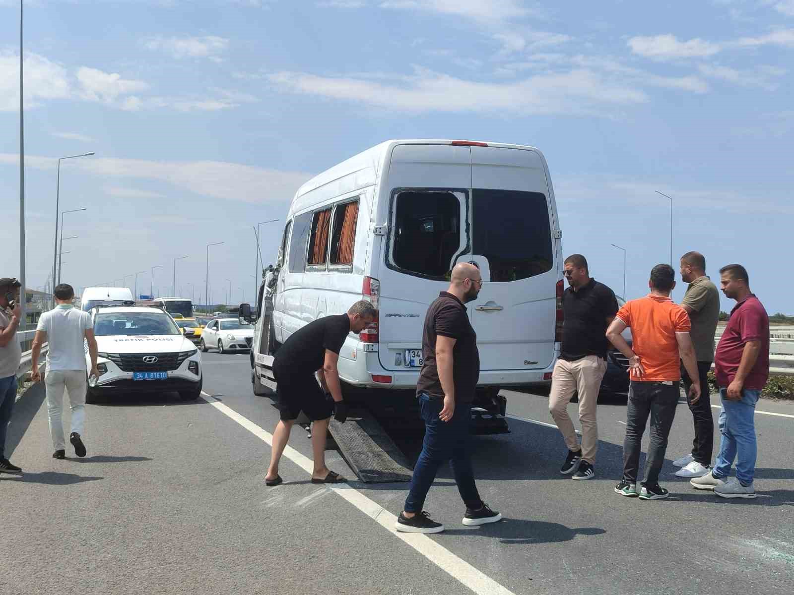 Servis minibüsü devrildi, sürücü kazayı yara almadan atlattı
