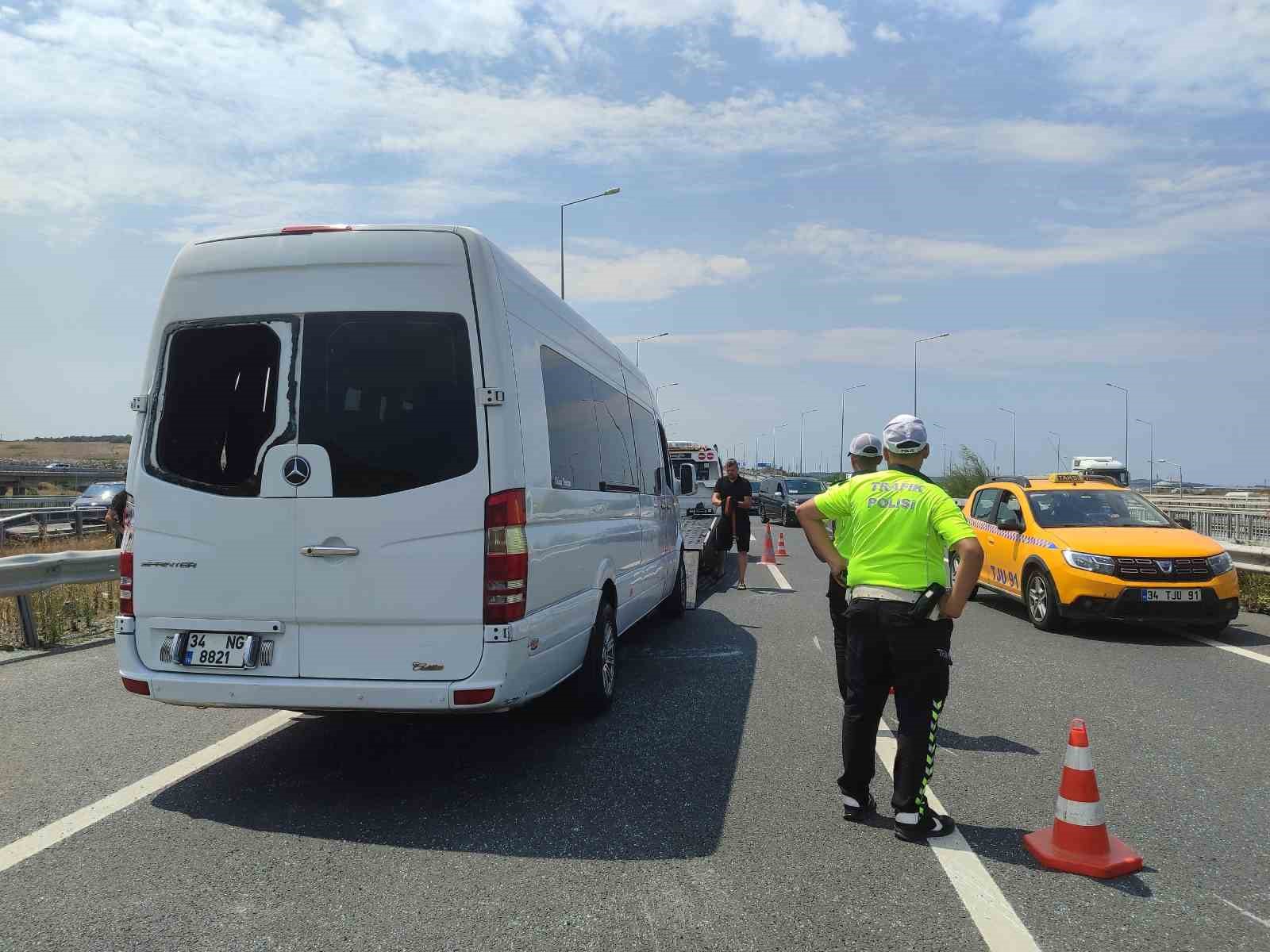 Servis minibüsü devrildi, sürücü kazayı yara almadan atlattı
