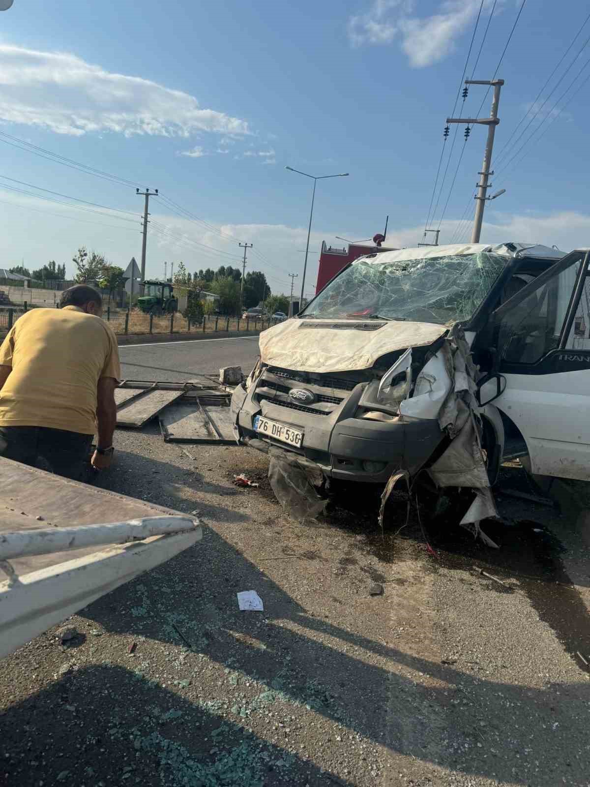 Iğdır-Doğubayazıt karayolunda trafik kazası: 3 yaralı
