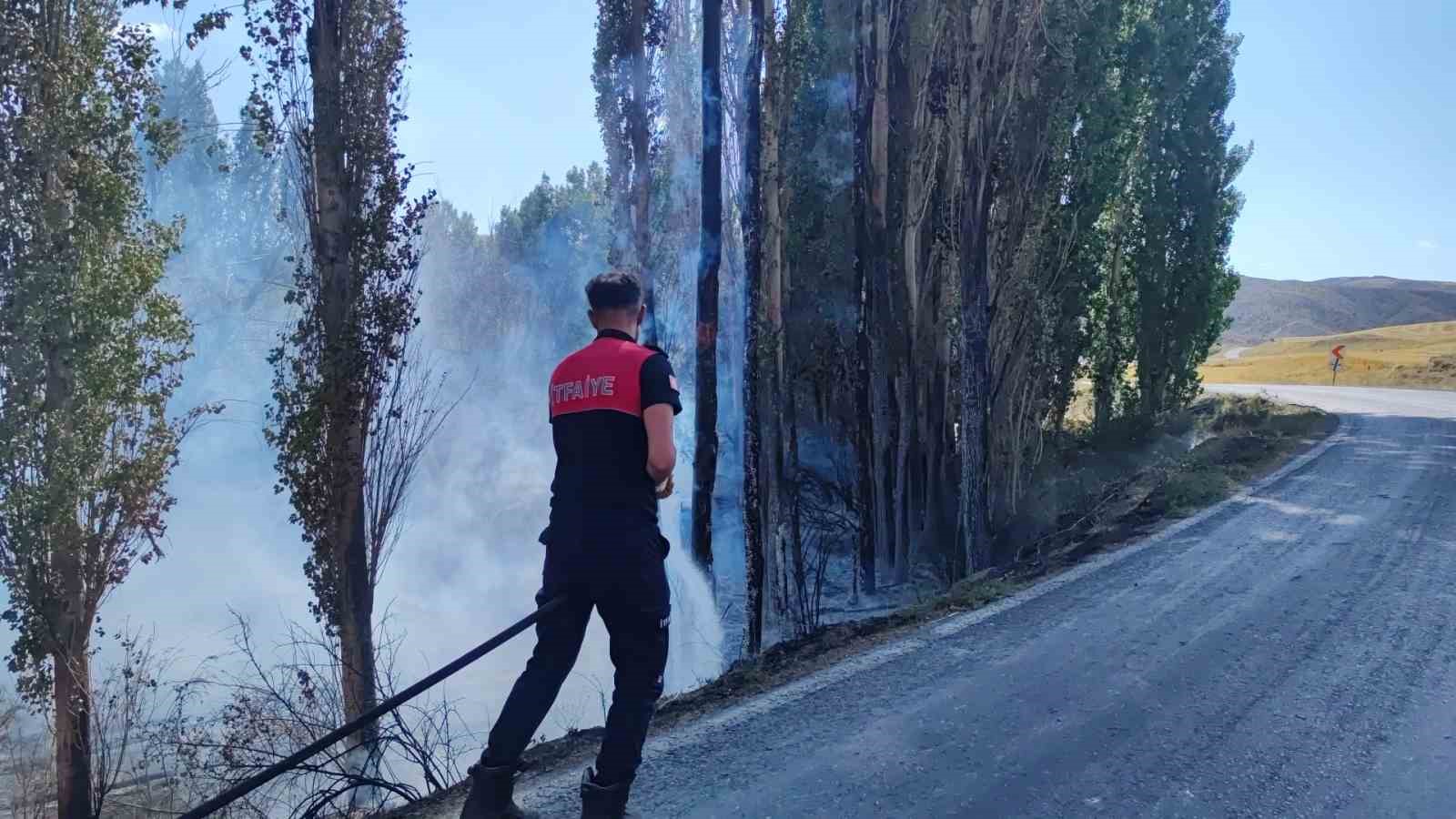 Otluk alanda çıkan yangın ağaçlara sıçradı
