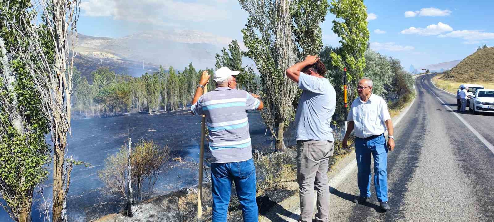 Otluk alanda çıkan yangın ağaçlara sıçradı
