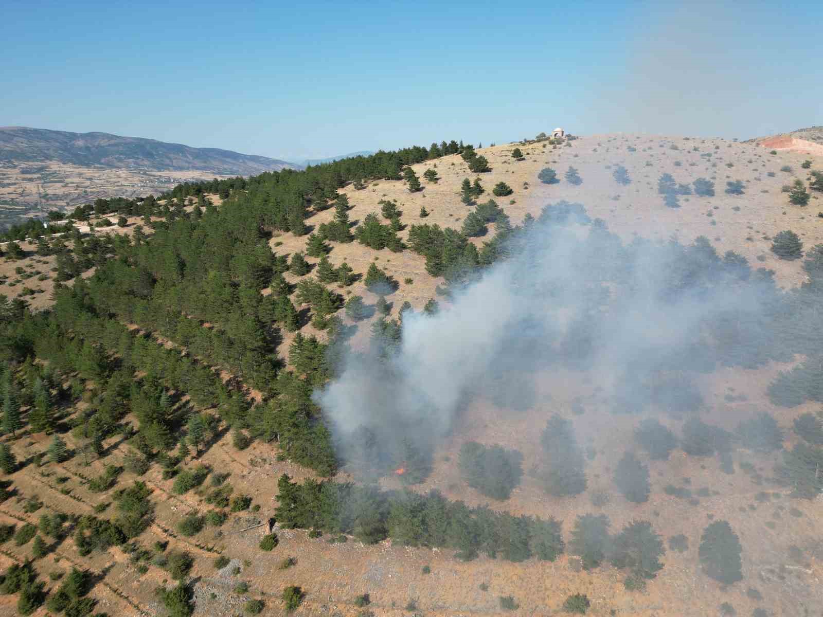 Örtü yangınını ayağı ile söndürmeye çalıştı
