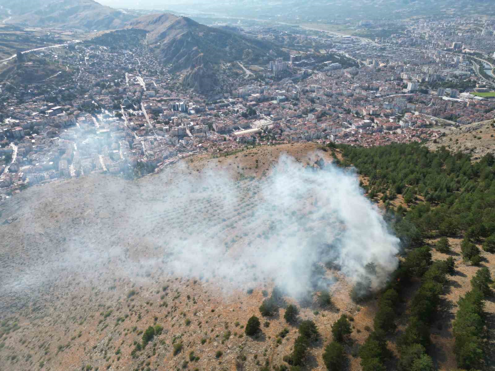 Örtü yangınını ayağı ile söndürmeye çalıştı
