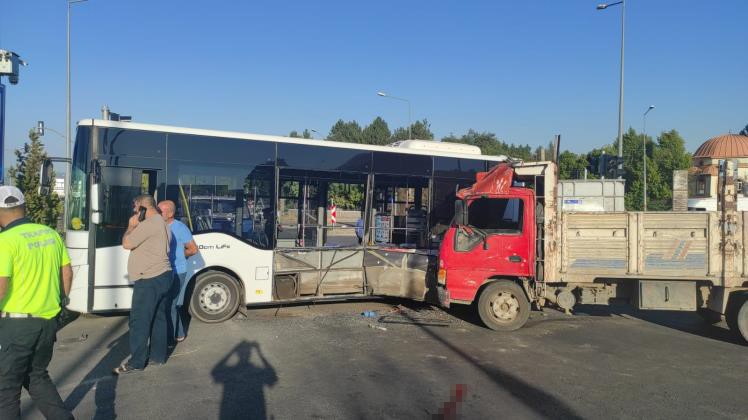 Bingöl’de kamyon ile halk otobüsü çarpıştı: 6 yaralı
