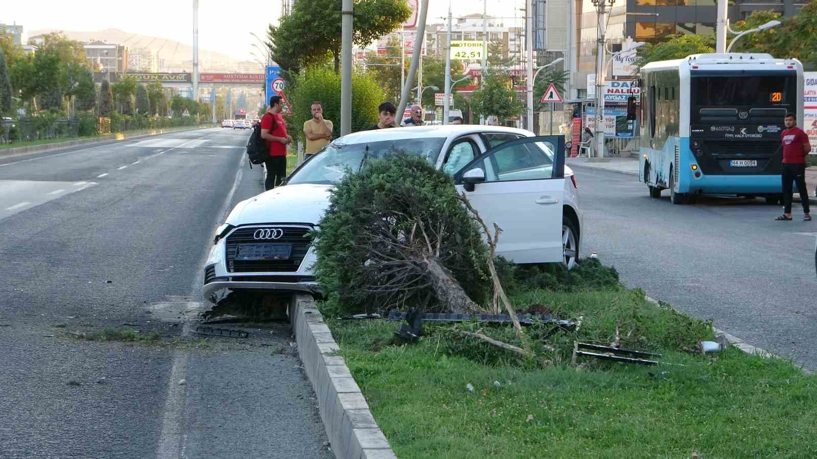 Kontrolden çıkan araç onlarca yolcunun bulunduğu otobüse çarptı
