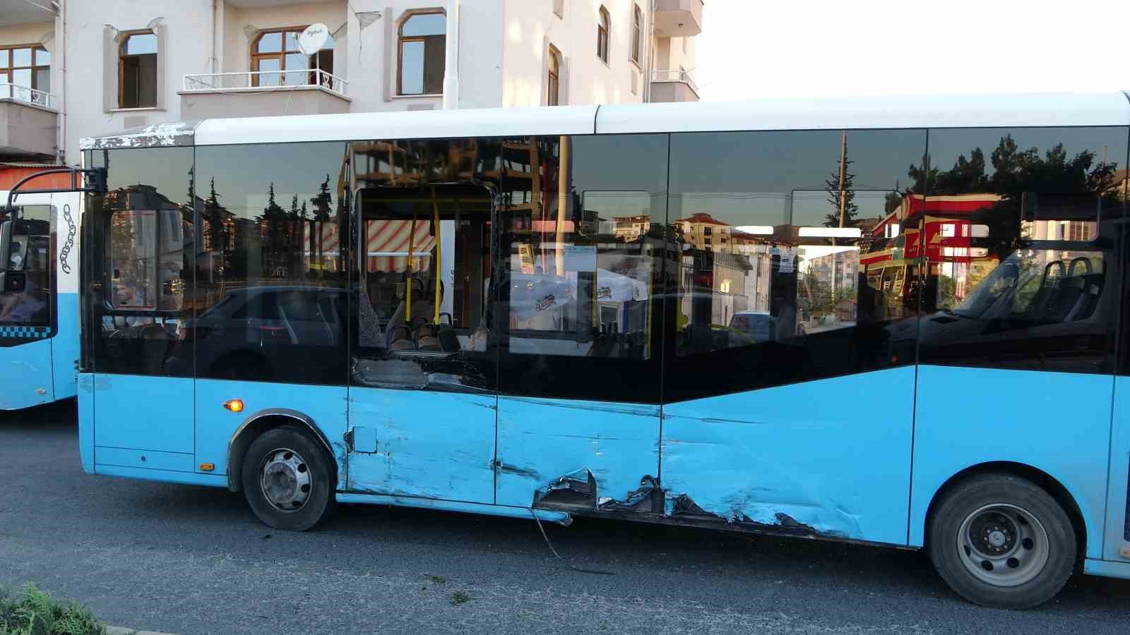 Kontrolden çıkan araç onlarca yolcunun bulunduğu otobüse çarptı
