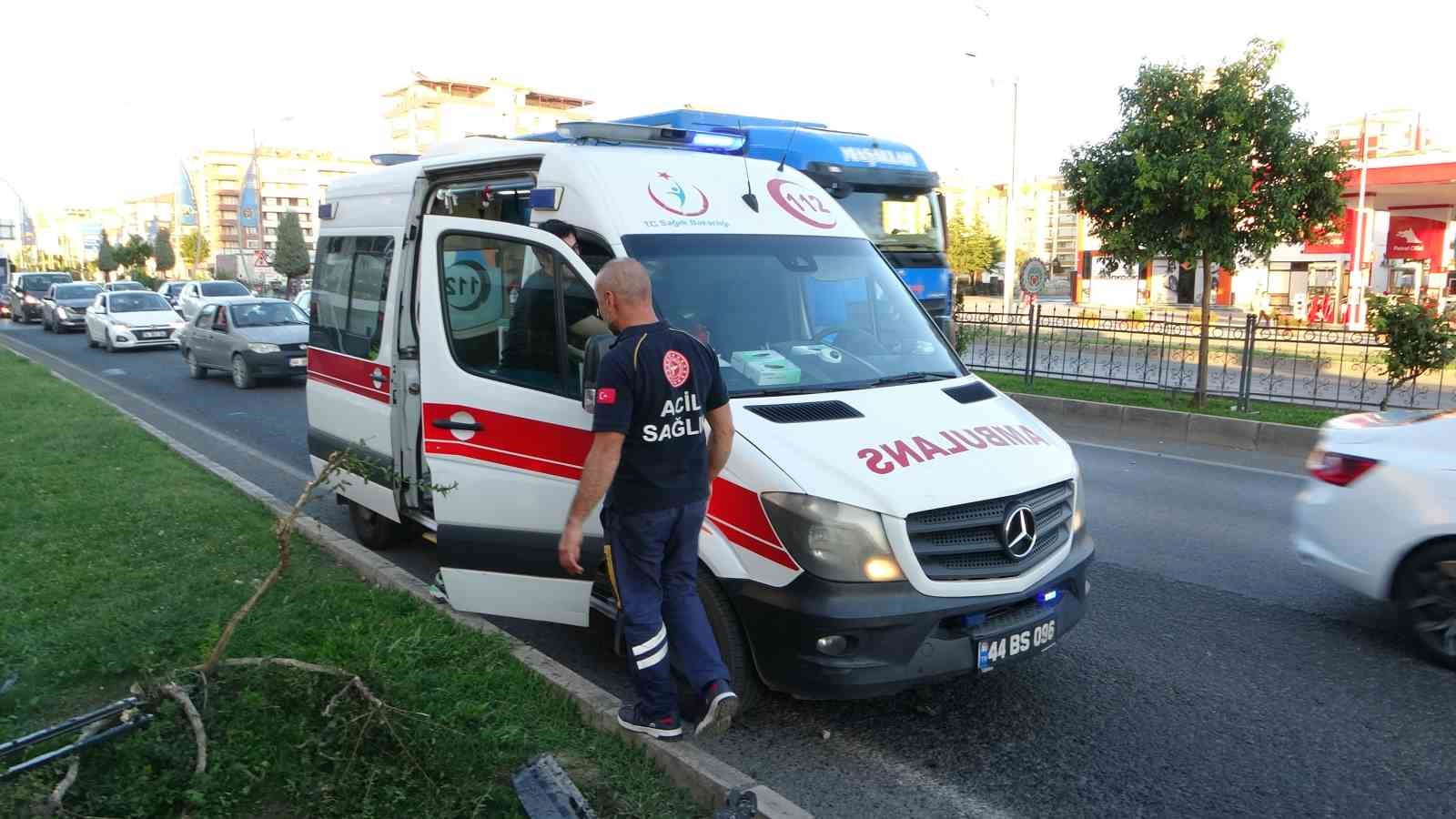 Kontrolden çıkan araç onlarca yolcunun bulunduğu otobüse çarptı
