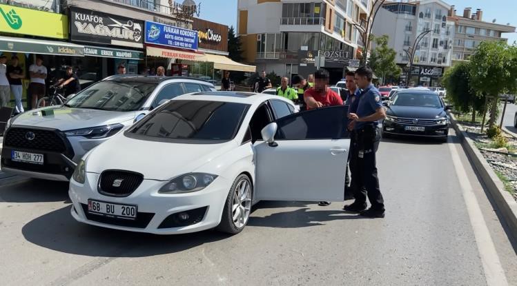 Polis “Çekeceğim” dedi, sürücü “Çektirtmem” diyerek mukavemet gösterdi
