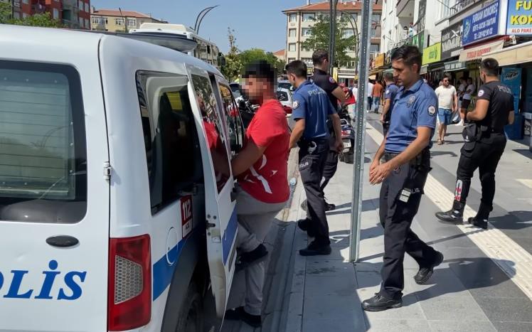 Polis “Çekeceğim” dedi, sürücü “Çektirtmem” diyerek mukavemet gösterdi
