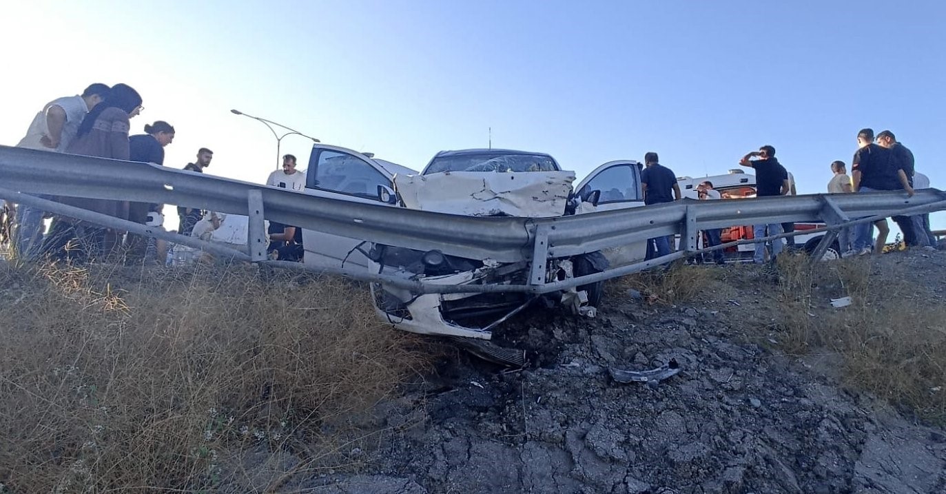 Erzincan’da trafik kazası: 8 yaralı
