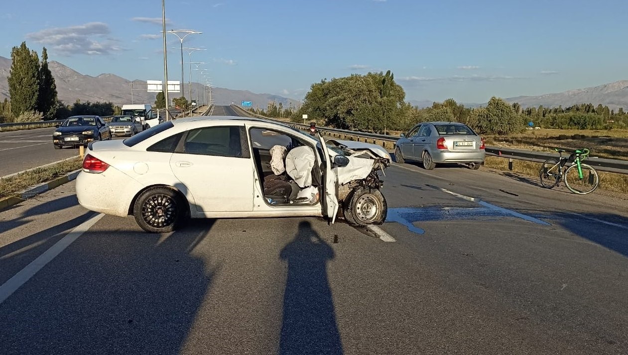 Erzincan’da trafik kazası: 8 yaralı
