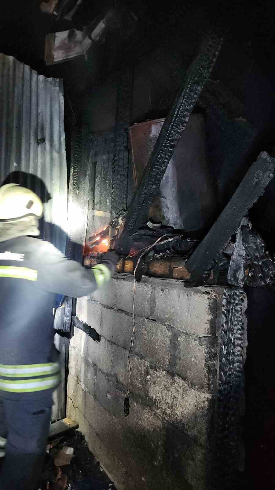 Odunlukta çıkan yangının alevleri geceyi aydınlattı
