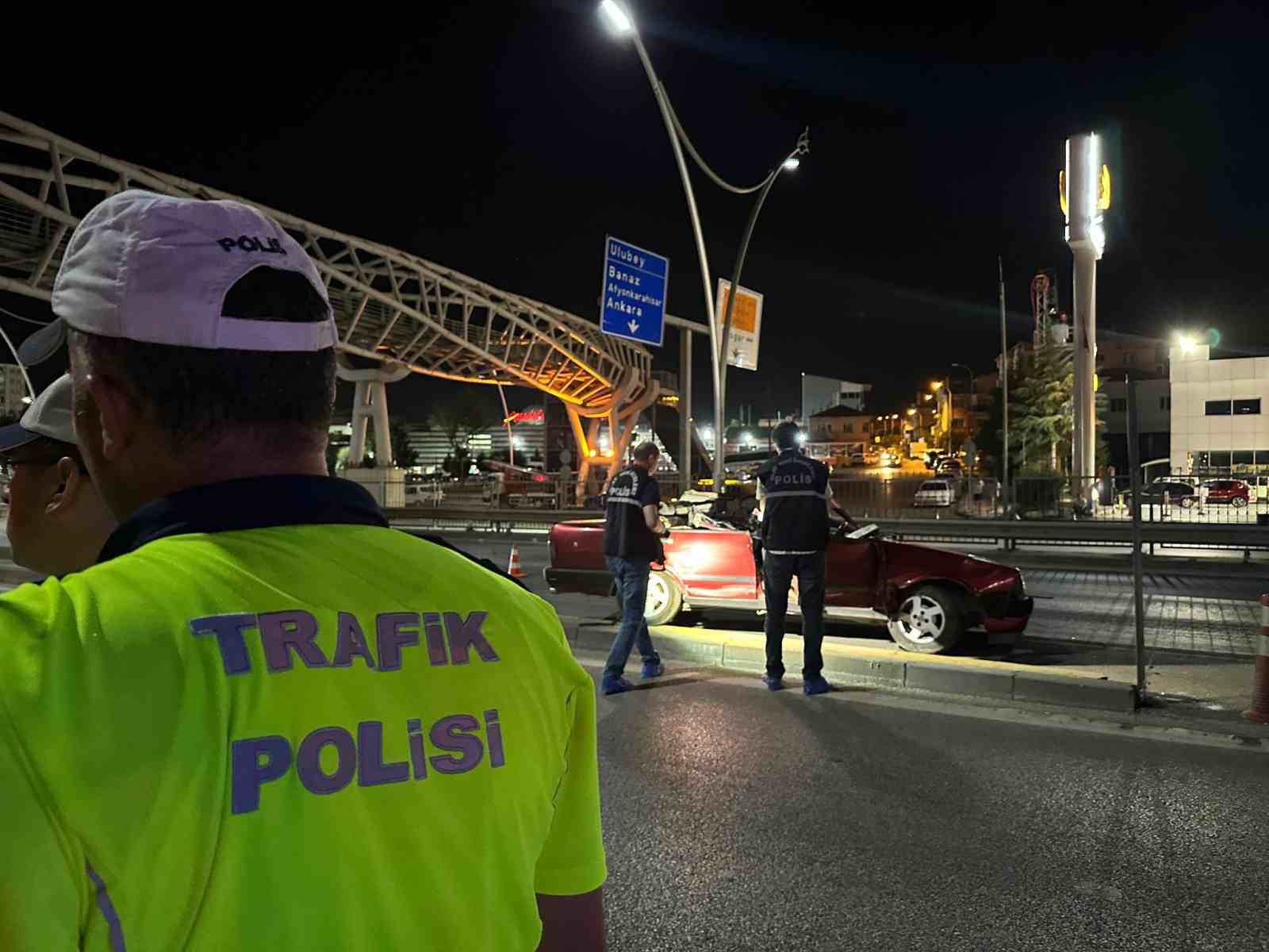 Uşak’ta feci kaza: Tırın dorsesine çarpan otomobil sürücüsü hayatını kaybetti
