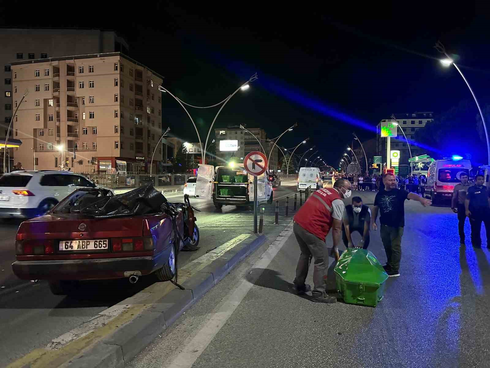 Uşak’ta feci kaza: Tırın dorsesine çarpan otomobildeki bir kişi hayatını kaybetti
