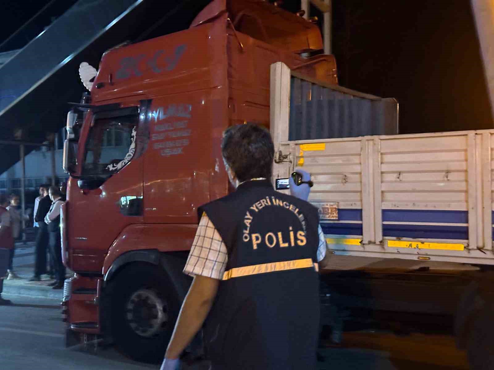 Uşak’ta feci kaza: Tırın dorsesine çarpan otomobildeki bir kişi hayatını kaybetti
