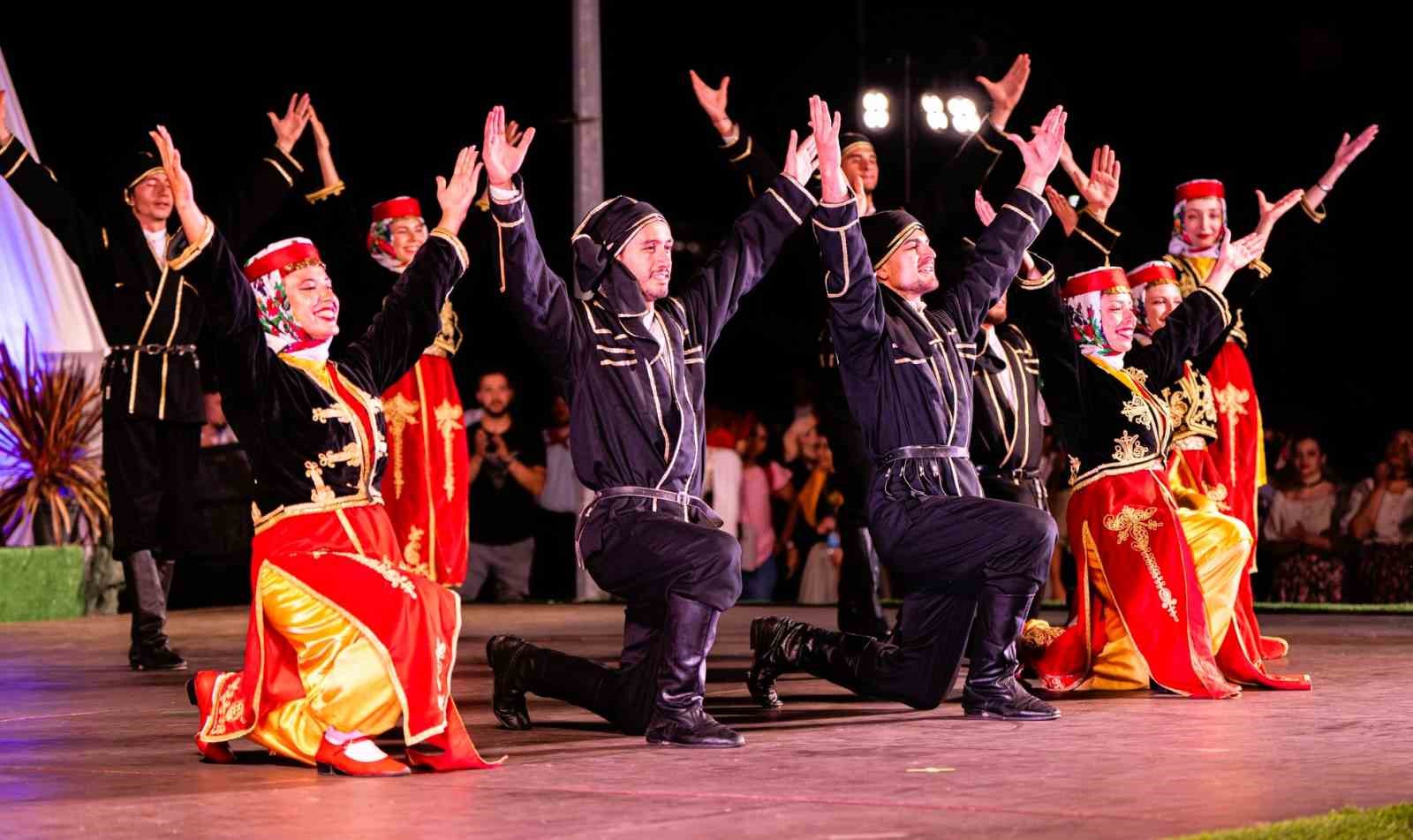 BUÜ Halk Dansları Topluluğu, Porto’da Türkiye’yi temsil etti
