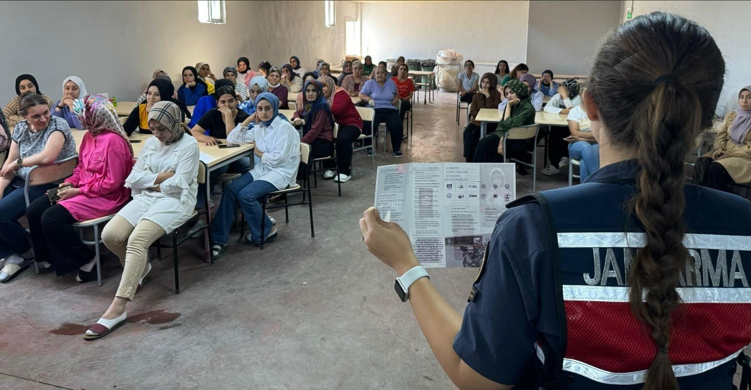 Malatya’da jandarma ekipleri KADES uygulamasını tanıttı
