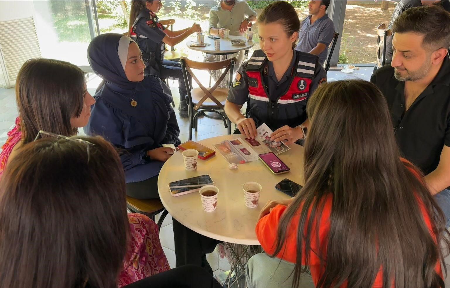 Malatya’da jandarma ekipleri KADES uygulamasını tanıttı
