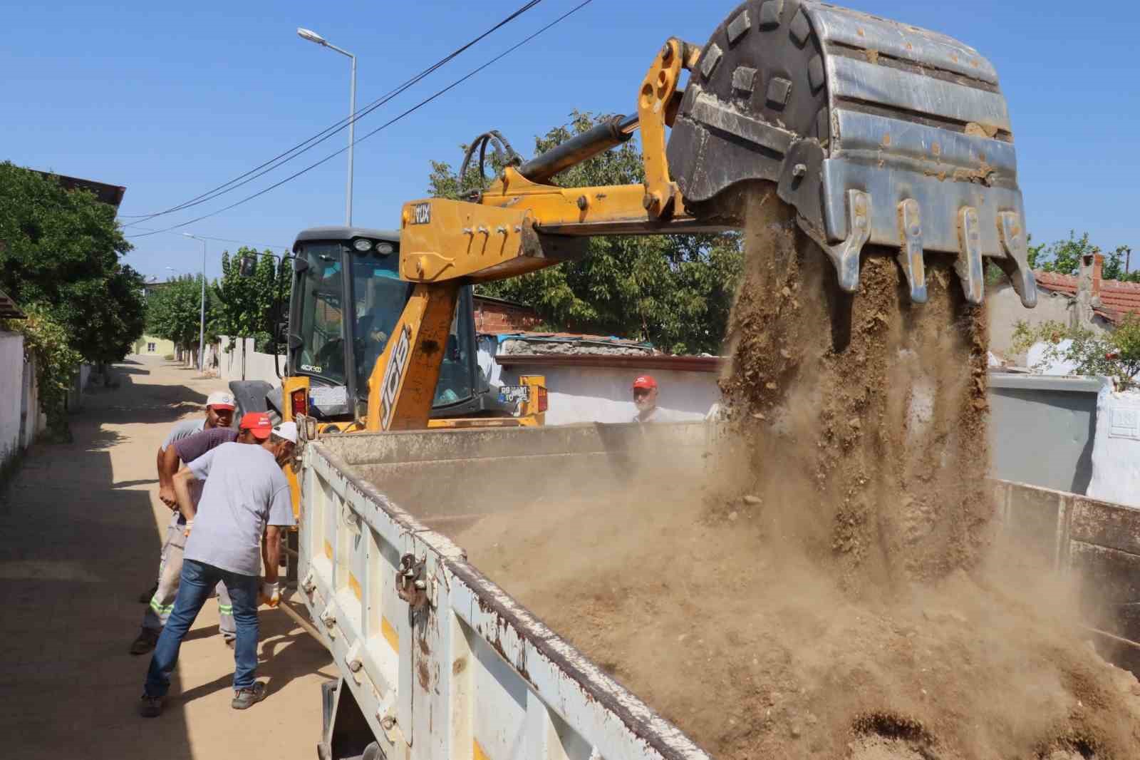 Nazilli Belediyesi İstiklal’de yolları yeniliyor
