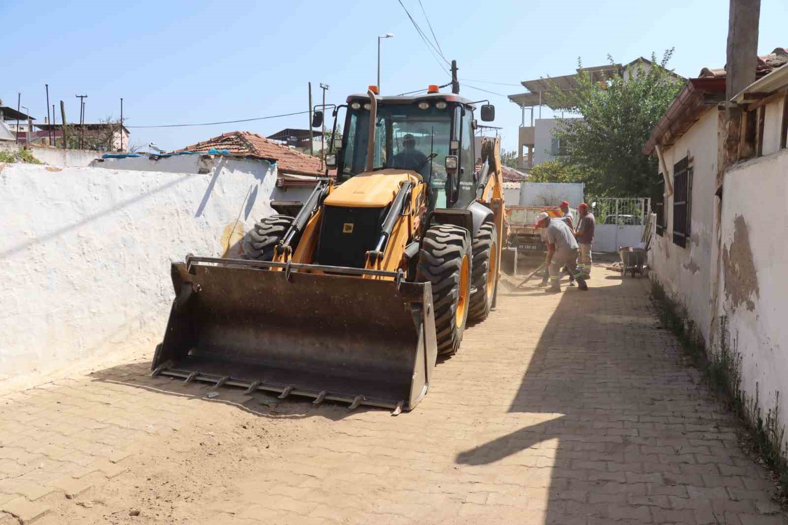 Nazilli Belediyesi İstiklal’de yolları yeniliyor
