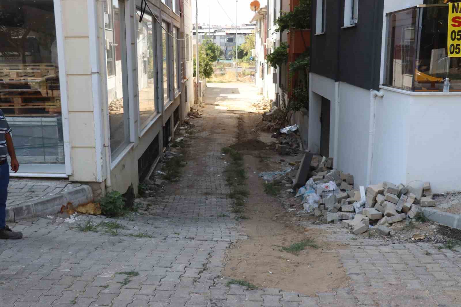 Nazilli Belediyesi İstiklal’de yolları yeniliyor
