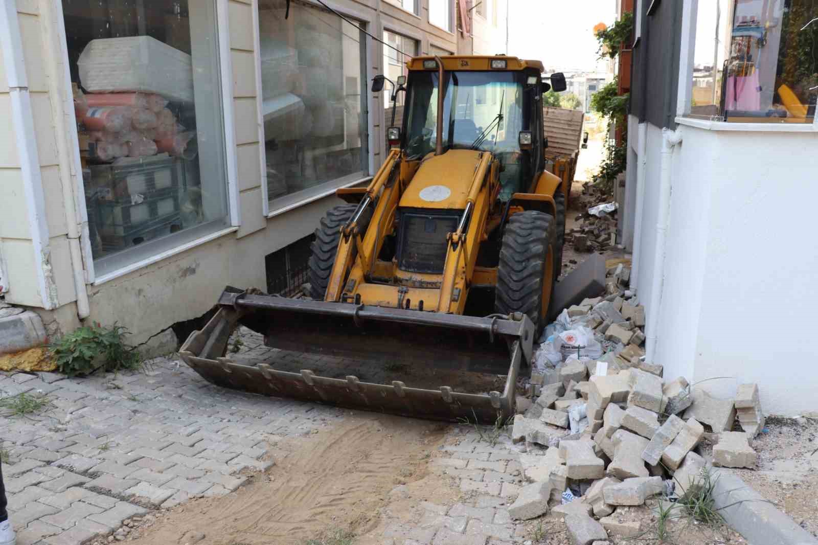 Nazilli Belediyesi İstiklal’de yolları yeniliyor
