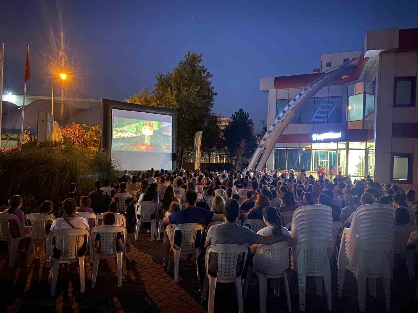 Çocuklar beyaz perdenin büyülü dünyasını keşfediyor
