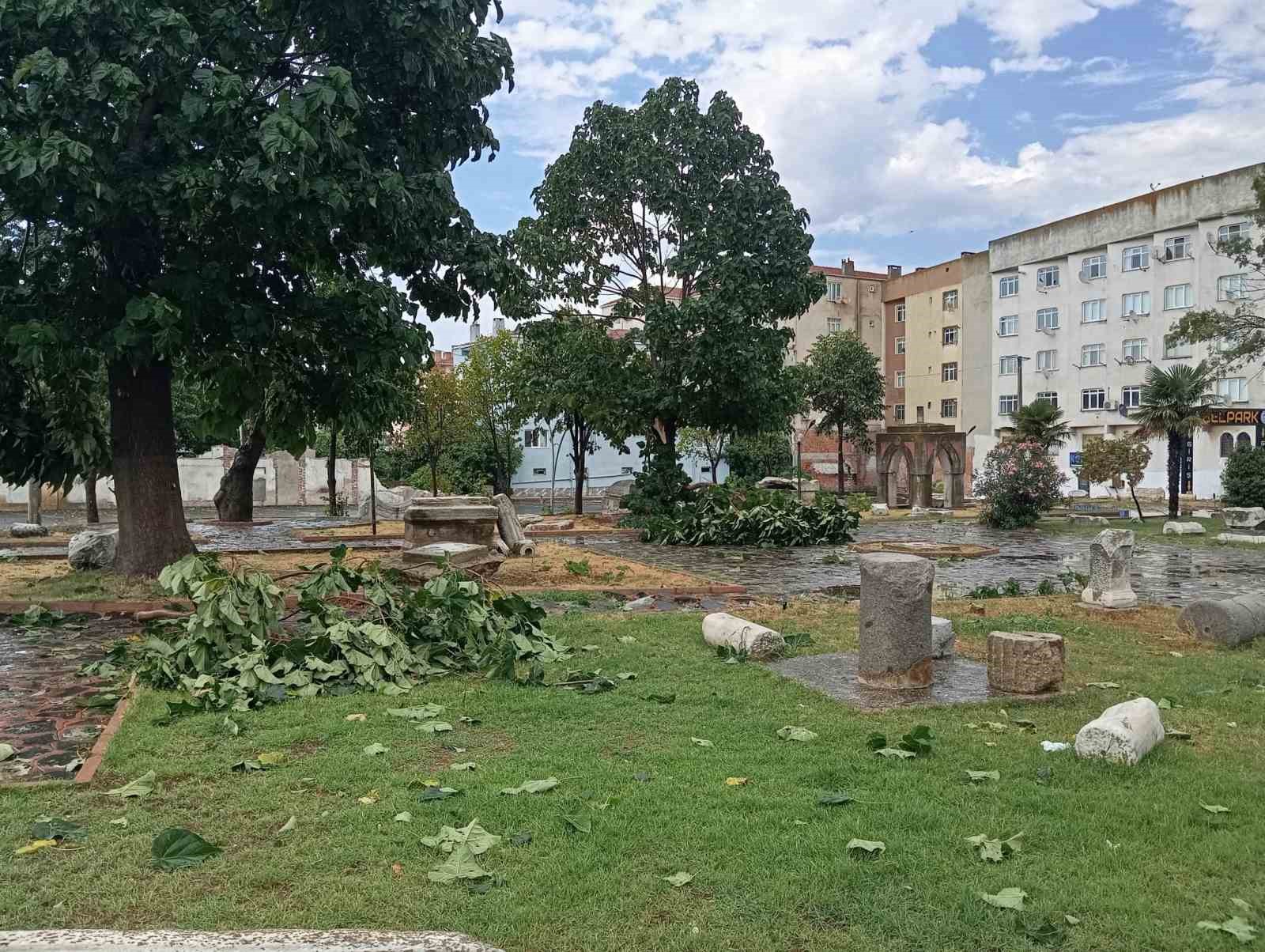 Tekirdağ’da fırtınada çatılar uçtu, ağaçlar devrildi
