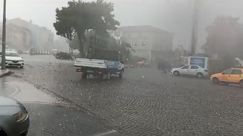 Tekirdağ’da fırtınada çatılar uçtu, ağaçlar devrildi
