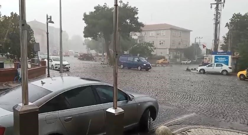 Tekirdağ’da fırtınada çatılar uçtu, ağaçlar devrildi
