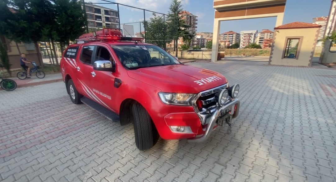 Otomobilin motoruna giren yavru kedi kurtarıldı
