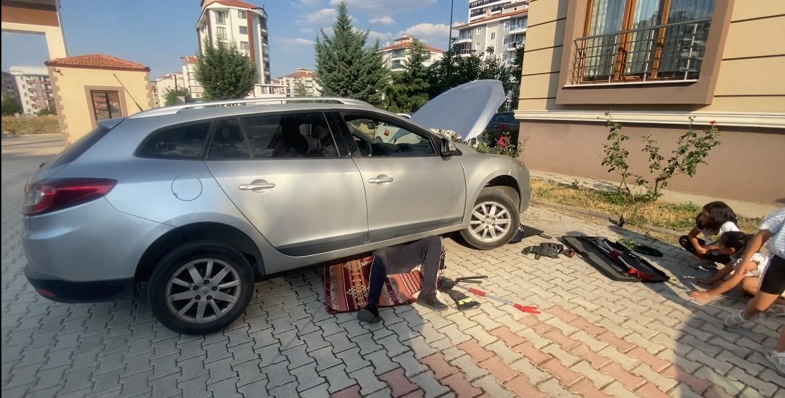 Otomobilin motoruna giren yavru kedi kurtarıldı
