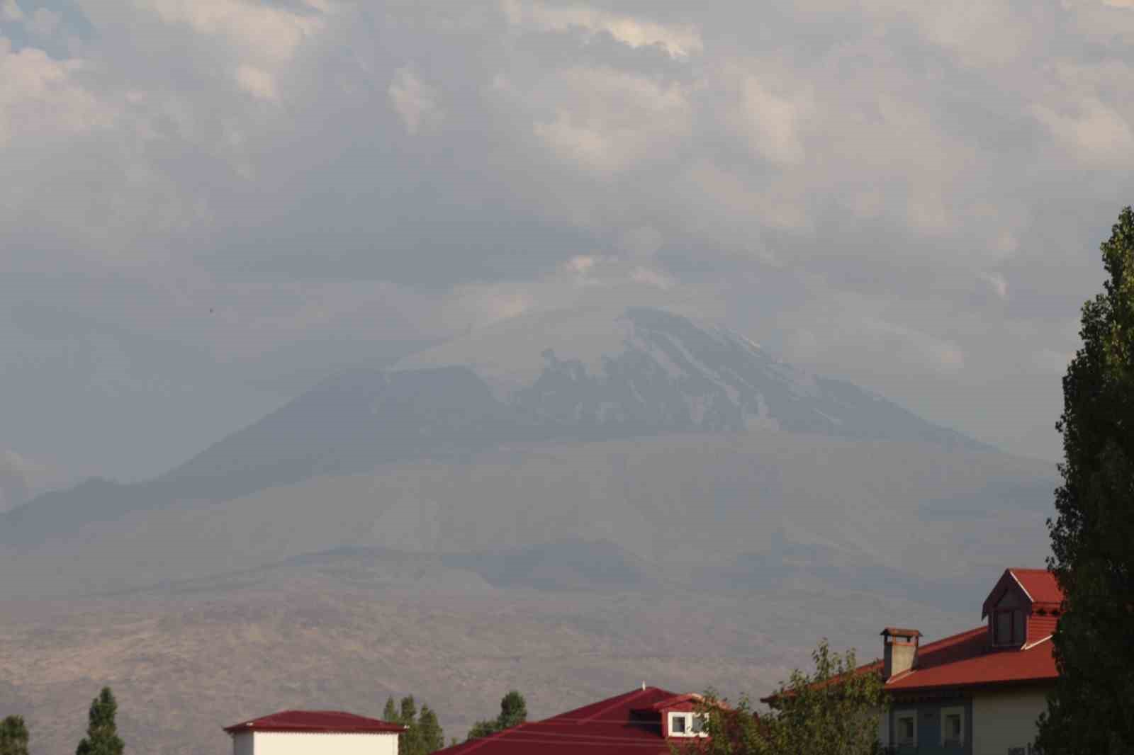 Ağrı Dağı sıcak hava nedeniyle erimeye devam ediyor
