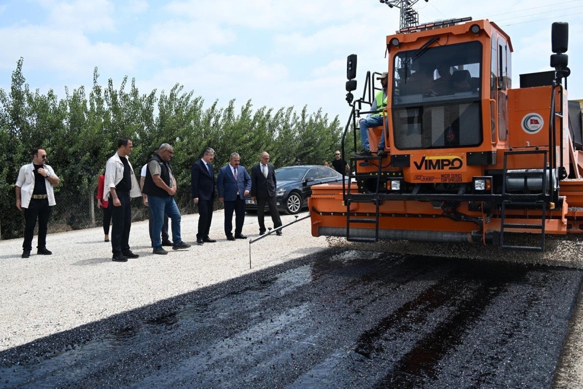 Osmaniye’de 10 köy 2 beldeyi birbirine bağlayan grup yol çalışmaları sürüyor
