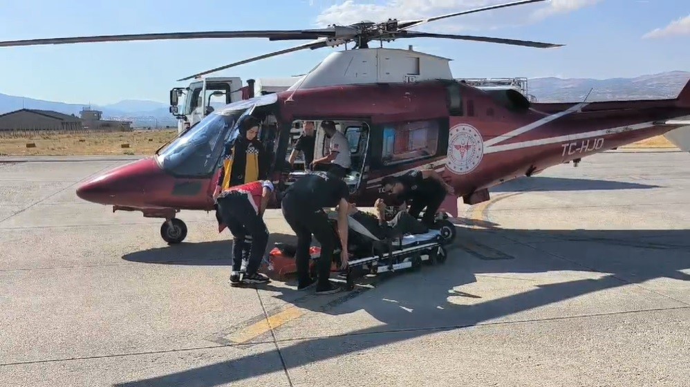 80 yaşındaki hasta için ambulans helikopter havalandı
