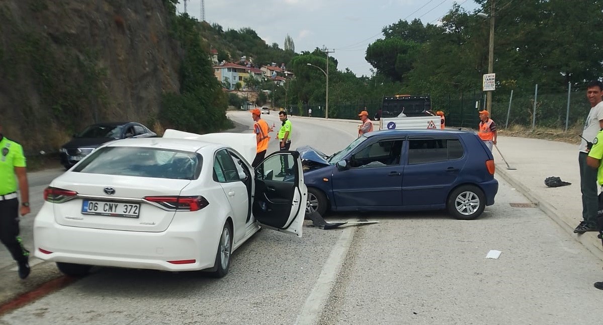 Bilecik’te 2 otomobil kafa kafaya çarpıştı: 1 ölü, 2 yaralı
