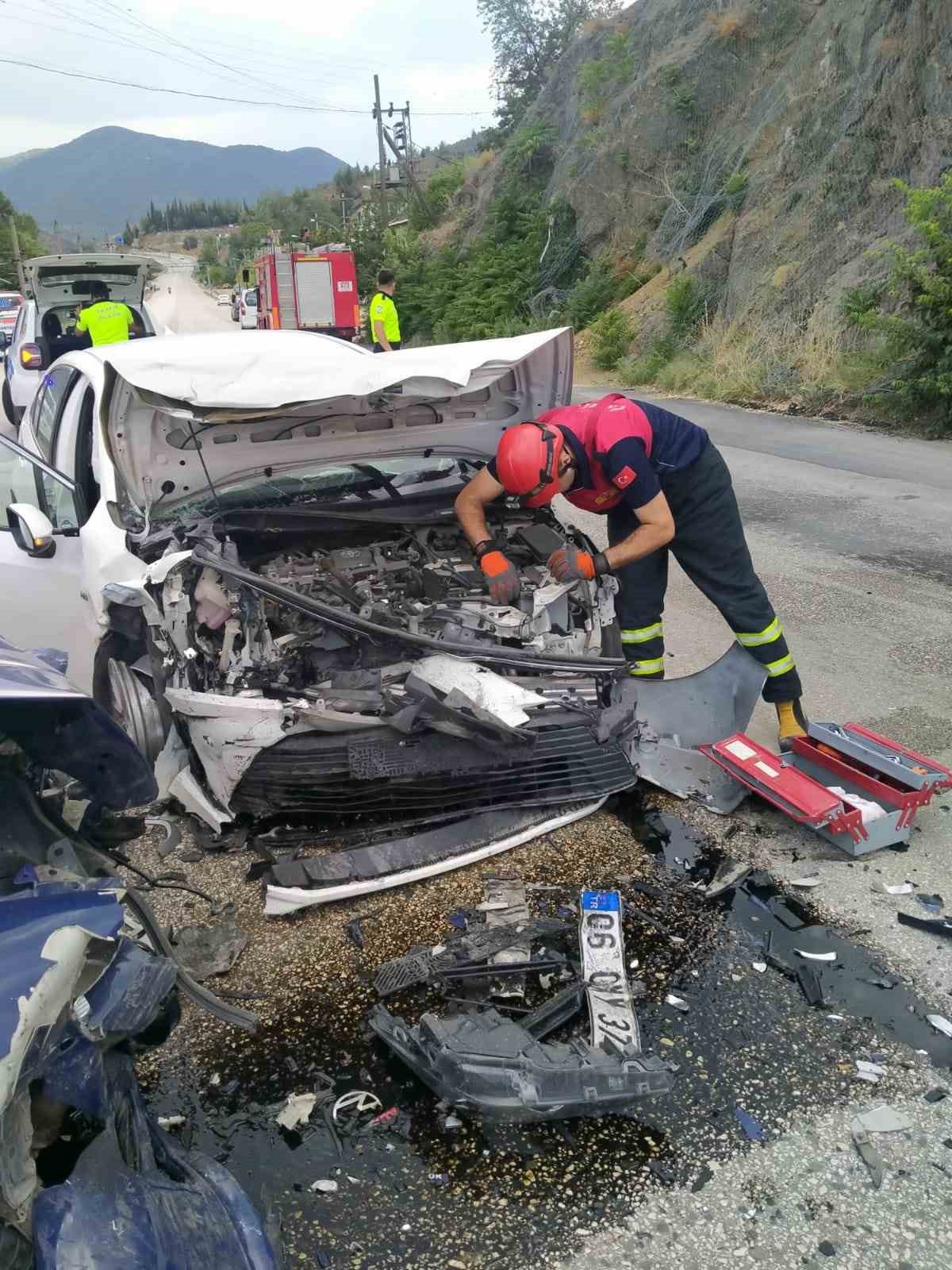 Bilecik’te 2 otomobil kafa kafaya çarpıştı: 1 ölü, 2 yaralı
