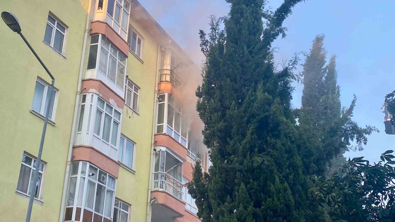 Apartman dairesindeki yangın 1 kişiyi hastanelik etti
