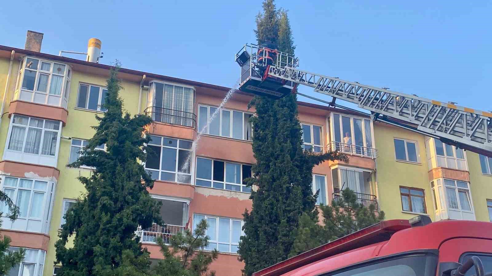 Apartman dairesindeki yangın 1 kişiyi hastanelik etti
